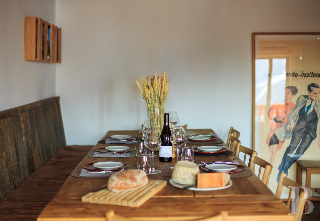 En Savoie, dans un hameau de la vallée de la Tarentaise, un grand chalet traditionnel rénové avec soin - photo  n°21